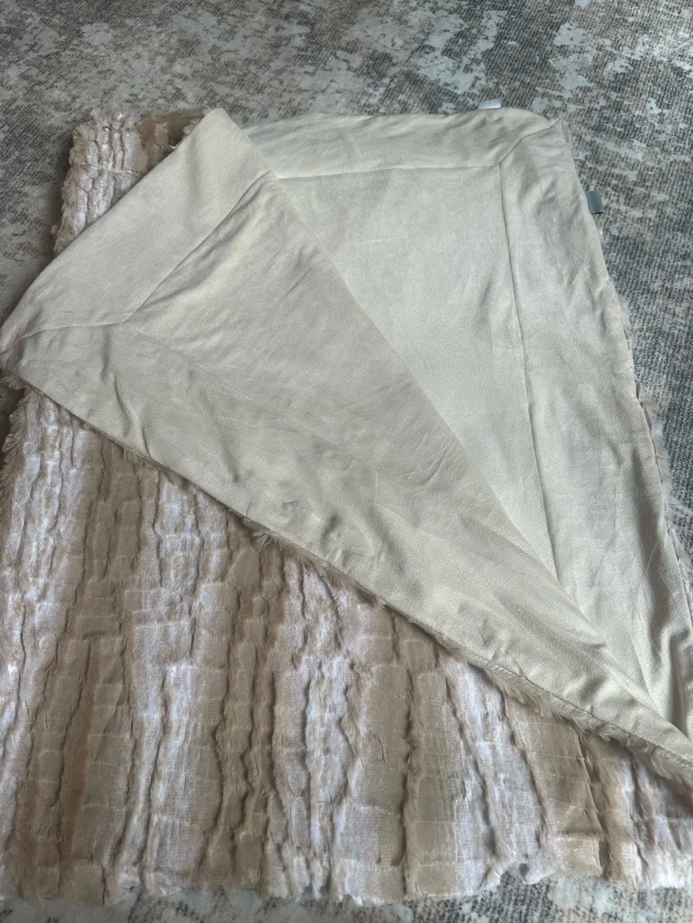 THRO by Marlo Lorenz Faux Fur Throw Blanket Tan Textured Plush 60” x 45”‎